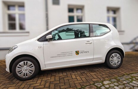 Auto vor einem Gebäude