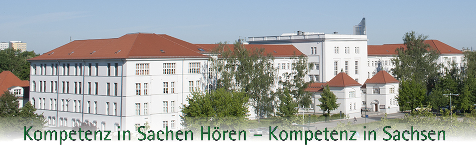 Landesschule aus der Luft fotografiert mit dem Titel »Kompetenz in Sachen Hören - Kompetenz in Sachsen«