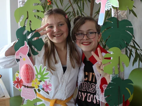 2 Mädchen im Faschingskostüm