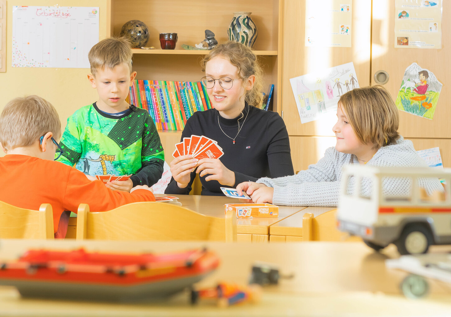 FSJ-lerin spielt mit Kindern