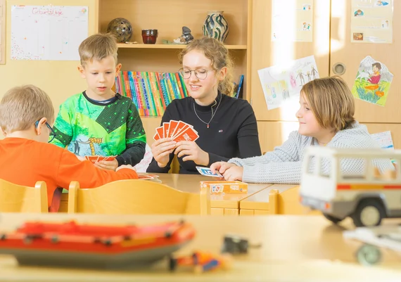 FSJ-lerin spielt mit Kindern