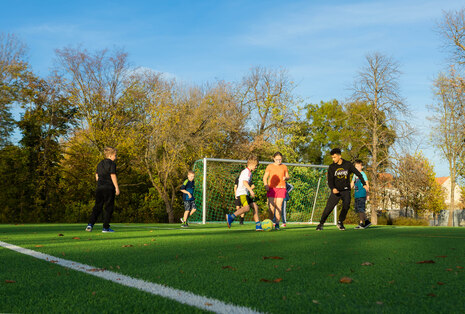 Schüler spielen Fußball