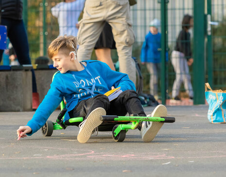 Jugendliche spielen das Spiel Kubb